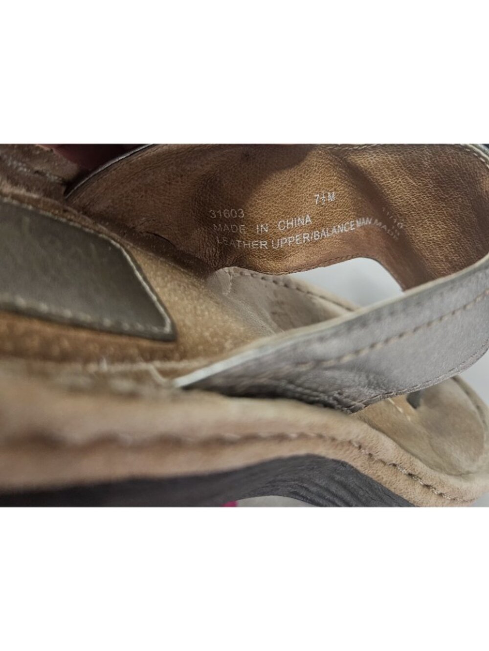 Clark’s Women’s Size 7.5 M Artisan Metallic Bronze Flower #31603 Thong Sandals - Picture 4 of 9
